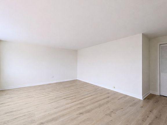 5th image of 7540 N Ridge Blvd APT 6C