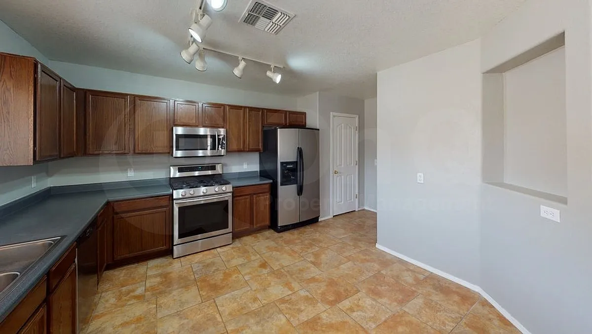 3 bed, 3.0 bath, 1857 sqft, $1,825 — Photo 4