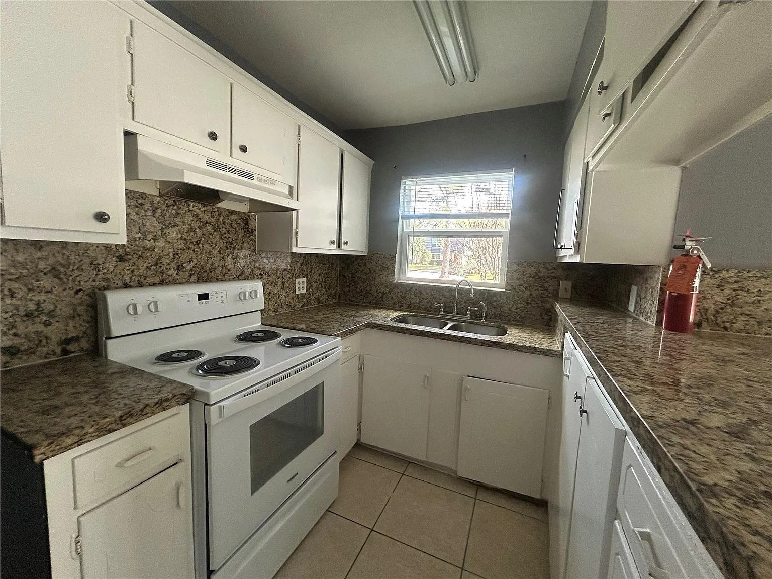 2 bed, 1.0 bath, 3400 sqft, $1,000 — Photo 3