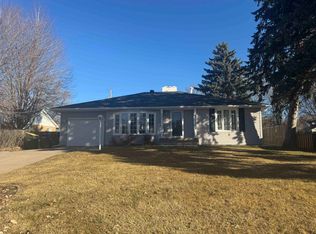 507 Lakeside Dr, Hastings, NE 68901