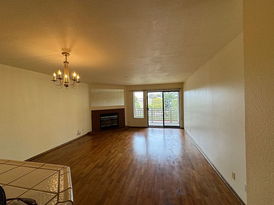 sizebale living rm with balcony