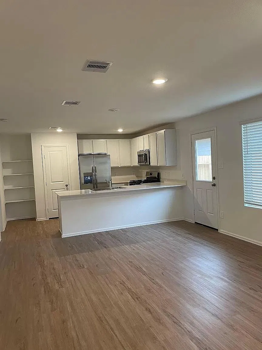 3 bed, 2.0 bath, 1252 sqft, $1,700 — Photo 2
