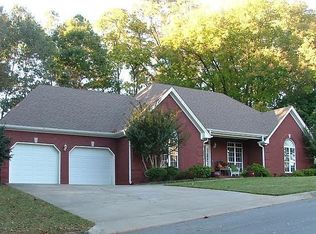 96 Colonial Dr, Florence, AL 35633