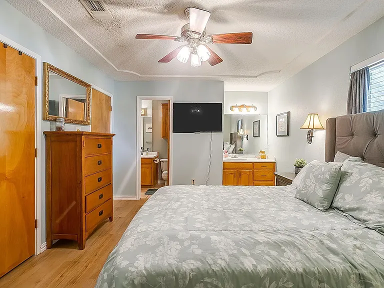 517 Post Oak Ln — Photo 8