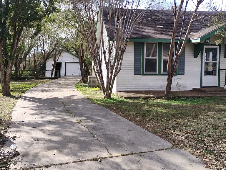 327 W Ella Ave — Photo 2