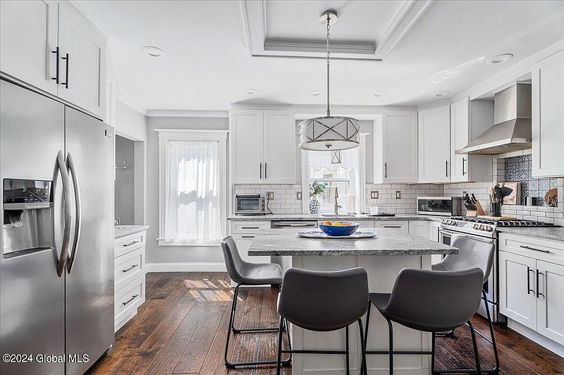 3rd image of 92 Ballston Avenue