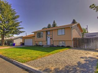 112 N McMillan Rd, Greenacres, WA 99016