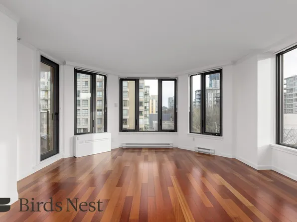 2201 Pine St #604, Vancouver, BC V6J 5E7