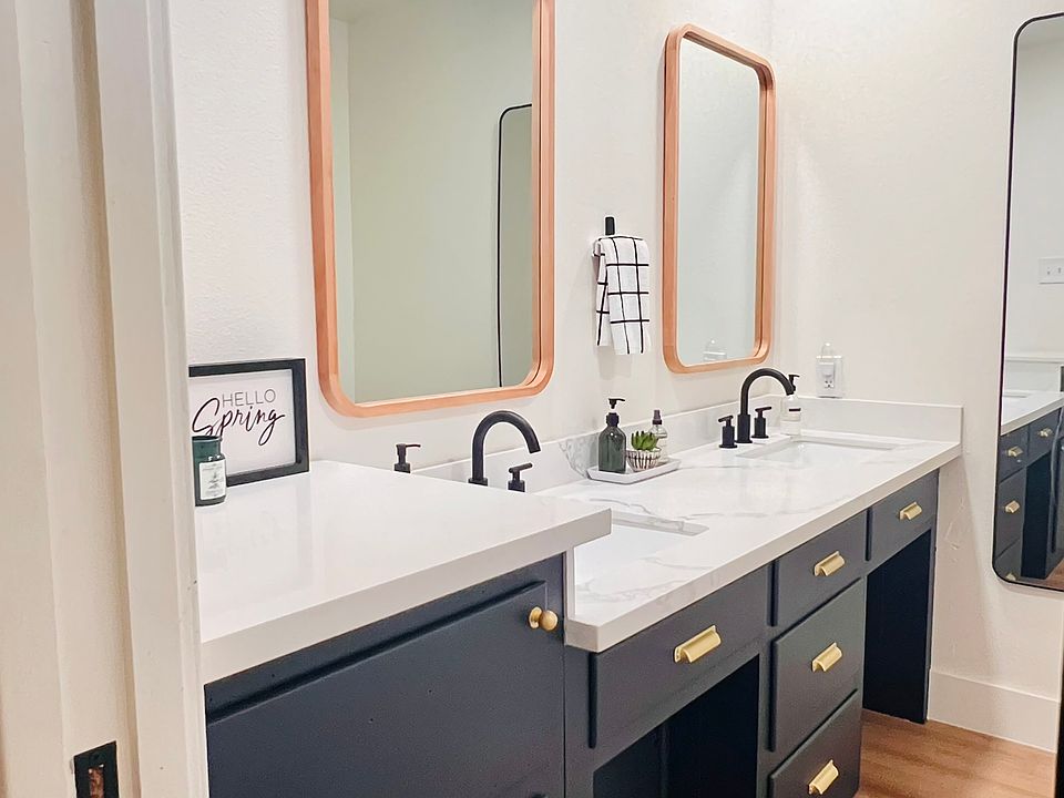 Updated bathroom off of main hallway