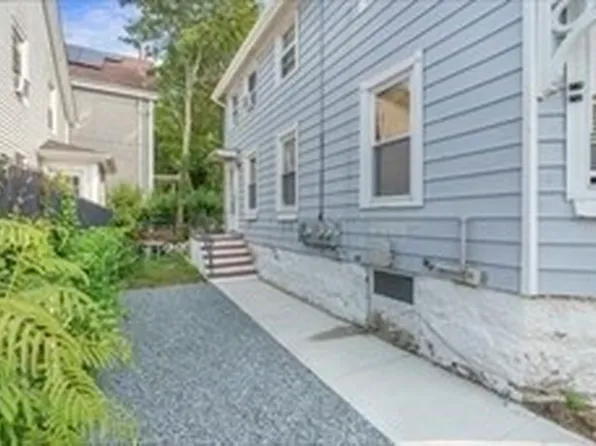 135 Arnold St, New Bedford, MA 02740