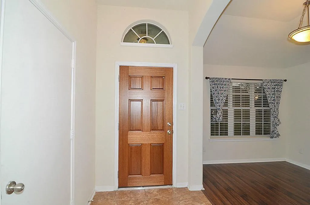 3 bed, 2.0 bath, 1880 sqft, $2,000 — Photo 3