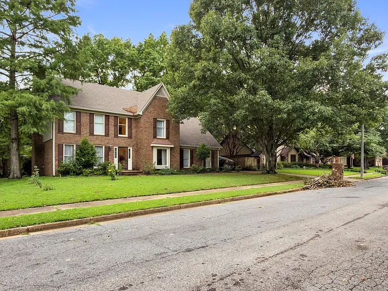 743 Grovewood Dr — Photo 2