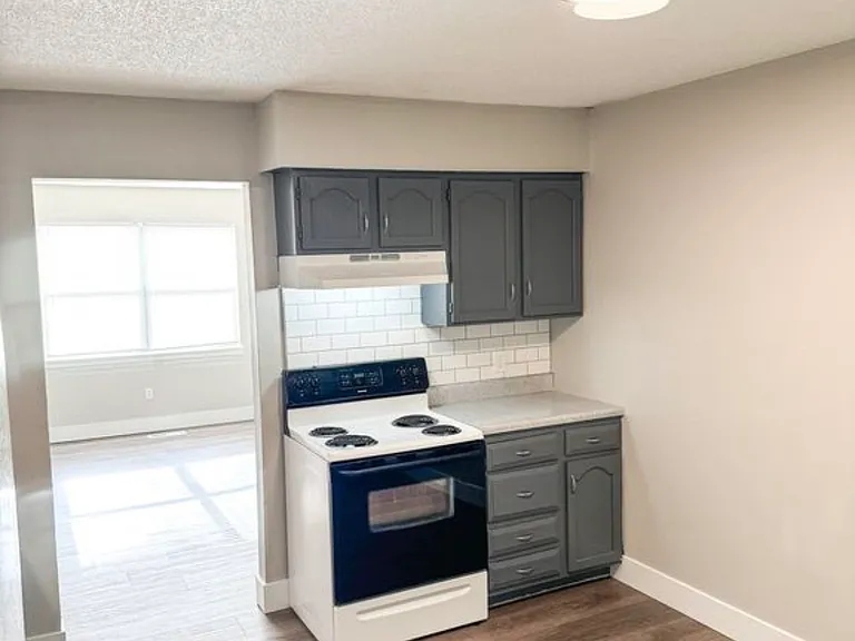 425 Castle Dr — Photo 3