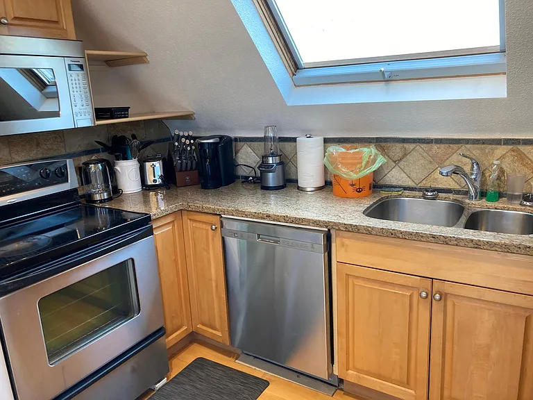 1550 Comox St — Photo 24