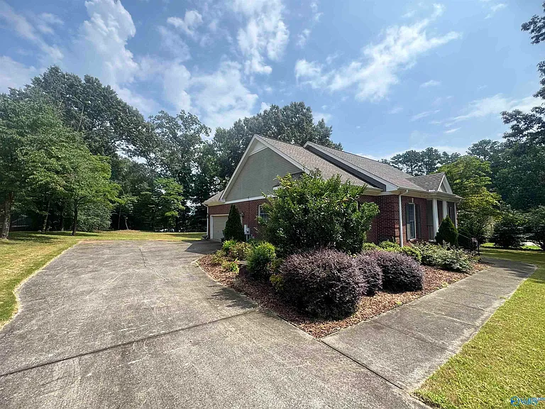 109 Simmons Dr SE — Photo 1