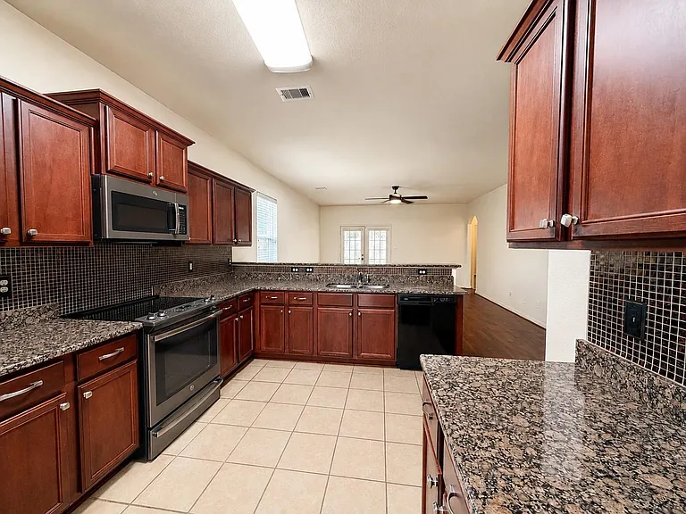 8739 Leclaire Meadow Dr — Photo 4