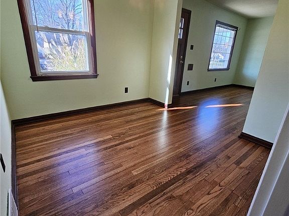 5th image of 4007 Stratmore Ave