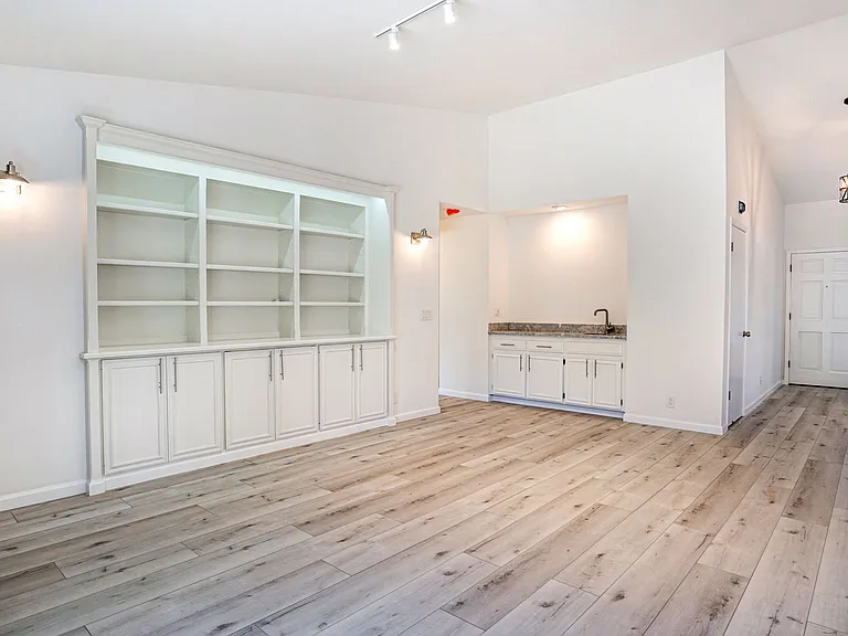 118 Van Buren Ct — Photo 6