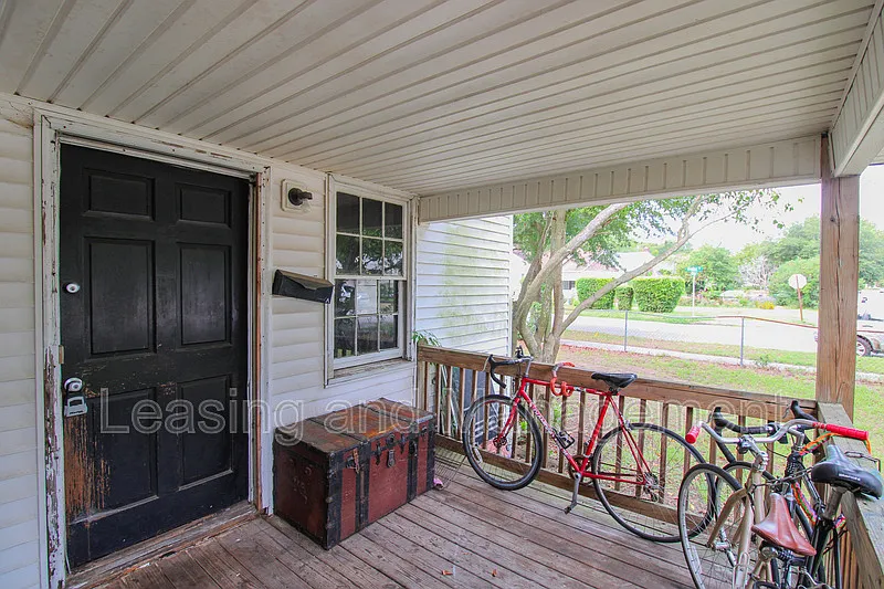 3 bed, 2.0 bath, 1400 sqft, $2,975 — Photo 2