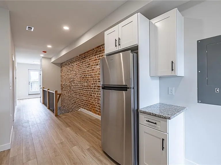 113 S Stafford Ave #B — Photo 5