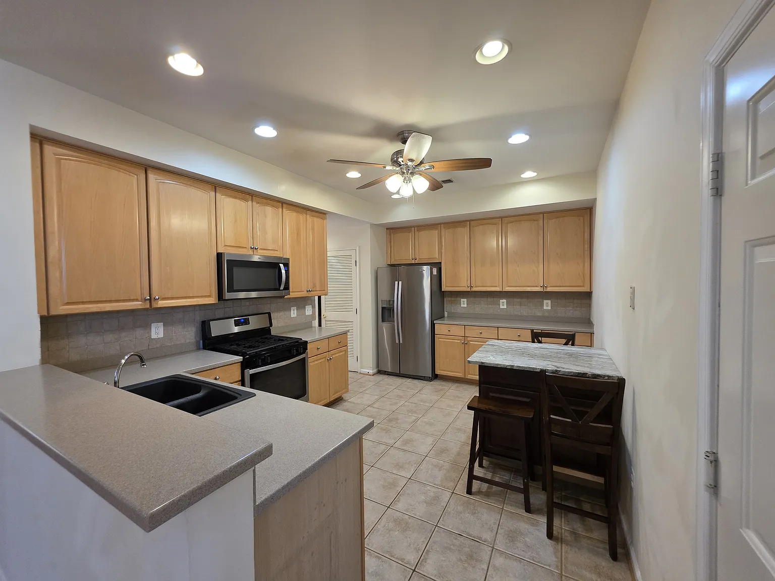 3 bed, 2.5 bath, 2550 sqft, $3,000 — Photo 4
