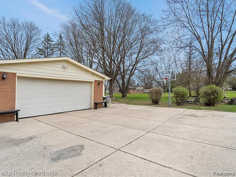 38205 Connaught Dr — Photo 46