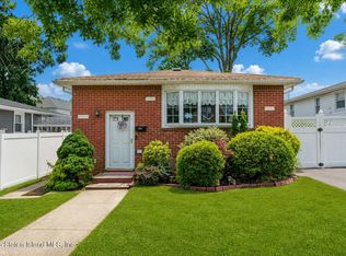 270 Woods Of Arden Rd, Staten Island, NY 10312