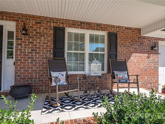 3rd image of 1354 Sedgewood Ln