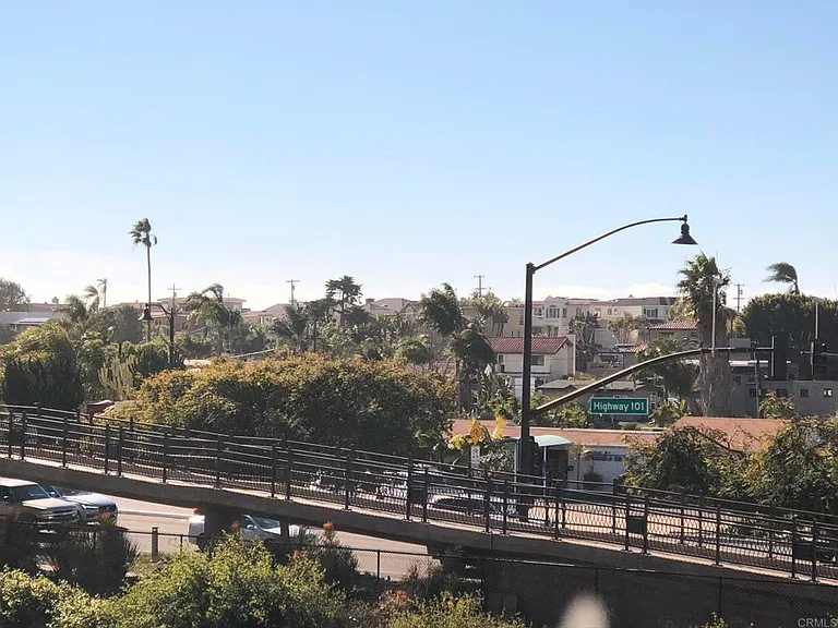 415 N Cedros N — Photo 3