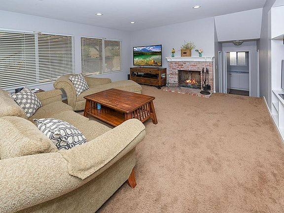 4th image of 359 Appletree Ave