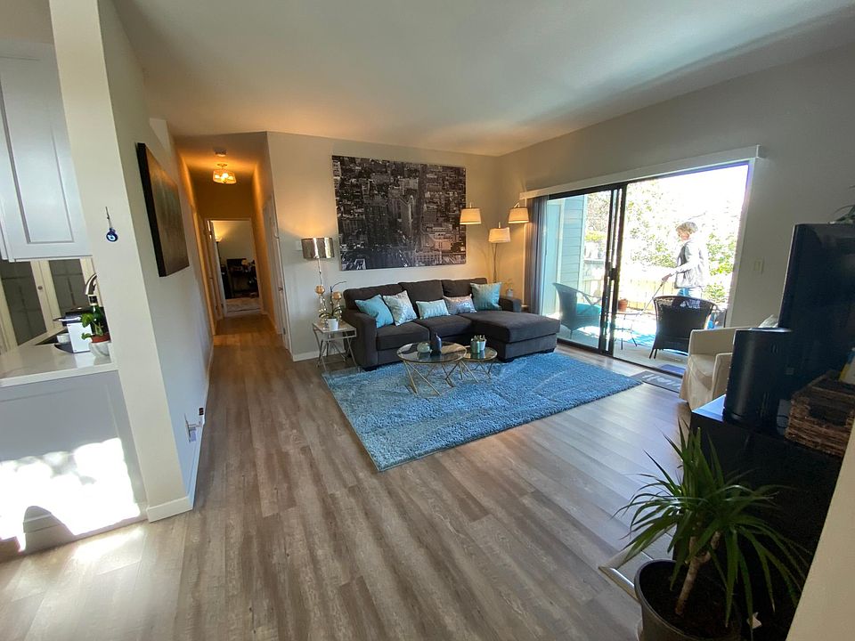 1st image of 230 Lakeshore Ct #231