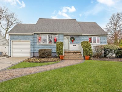 10 Roxbury Street, Farmingdale, NY, 11735