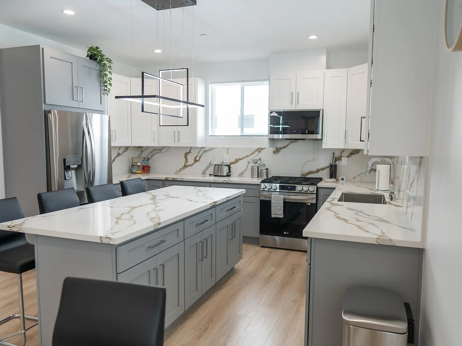 3 bed, 3.5 bath, 1400 sqft, $8,500 — Photo 3