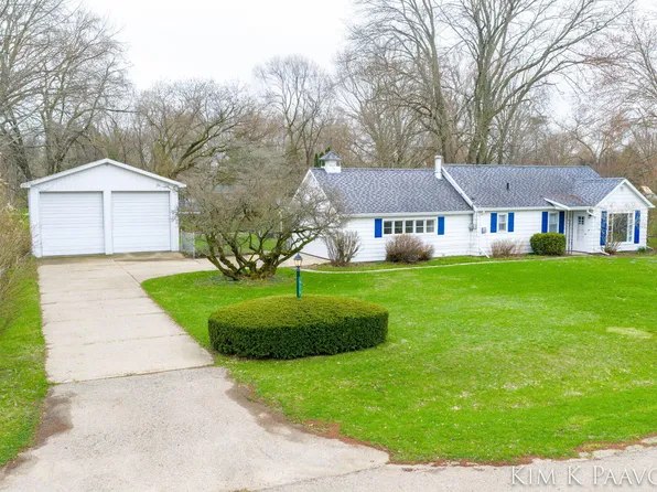 916 James St, Plainwell, MI 49080