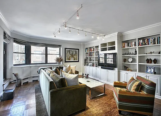 Sold by Warburg | media 9