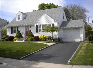 9 Lea Pl, Albertson, NY 11507