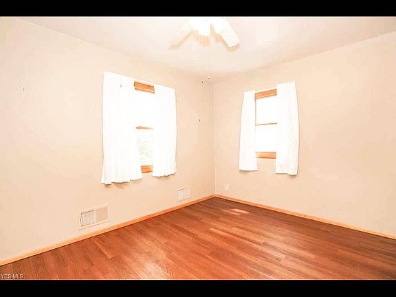 Full dining room that gets lots of light.