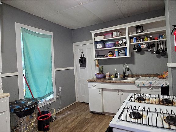 5th image of 613 Walnut St
