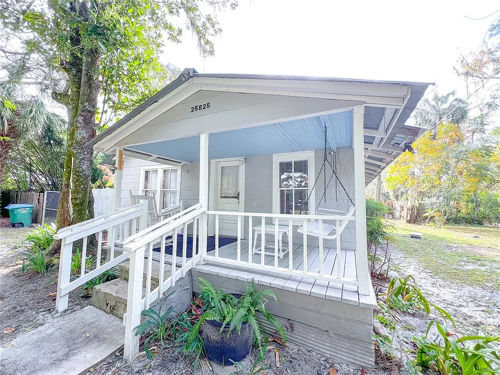 3 bed, 1.0 bath, 1032 sqft, $1,525 — Photo 1