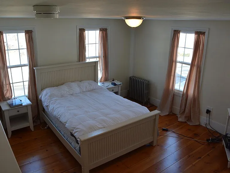 4 Windows in both bedrooms