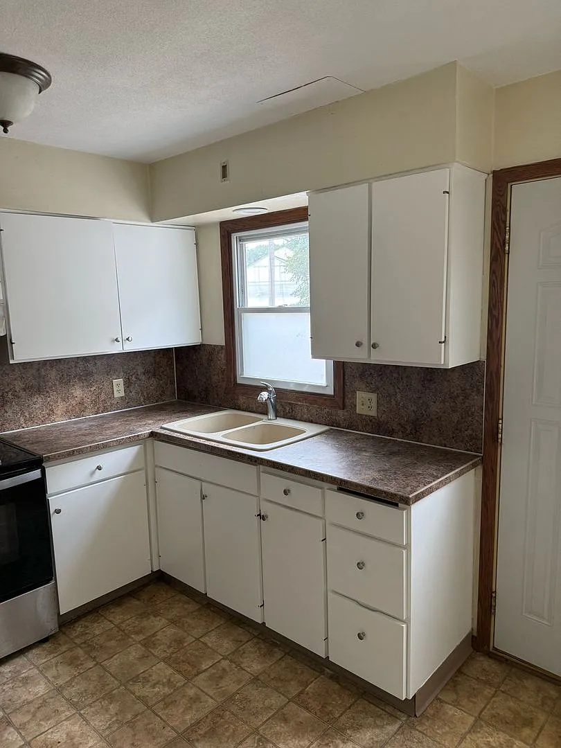 Newly Renovated 2 Bedroom 1.5 Bath Townhome in Faribault — Photo 3
