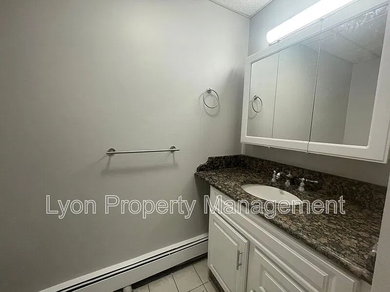 3 bed, 1.0 bath, 1147 sqft, $2,200 — Photo 4