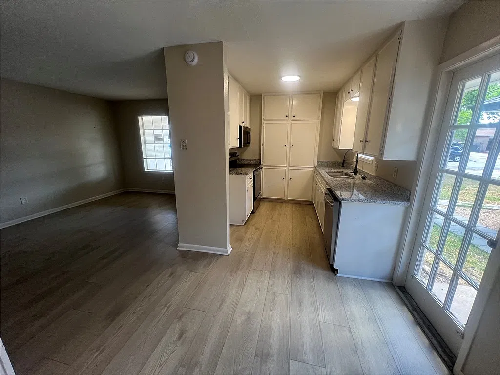 2 bed, 1.0 bath, 1750 sqft, $1,095 — Photo 3