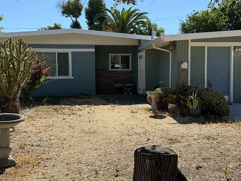 908 Gregory Pl — Photo 1