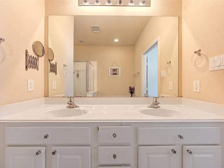 1243 Glenwood Canyon Ln — Photo 18