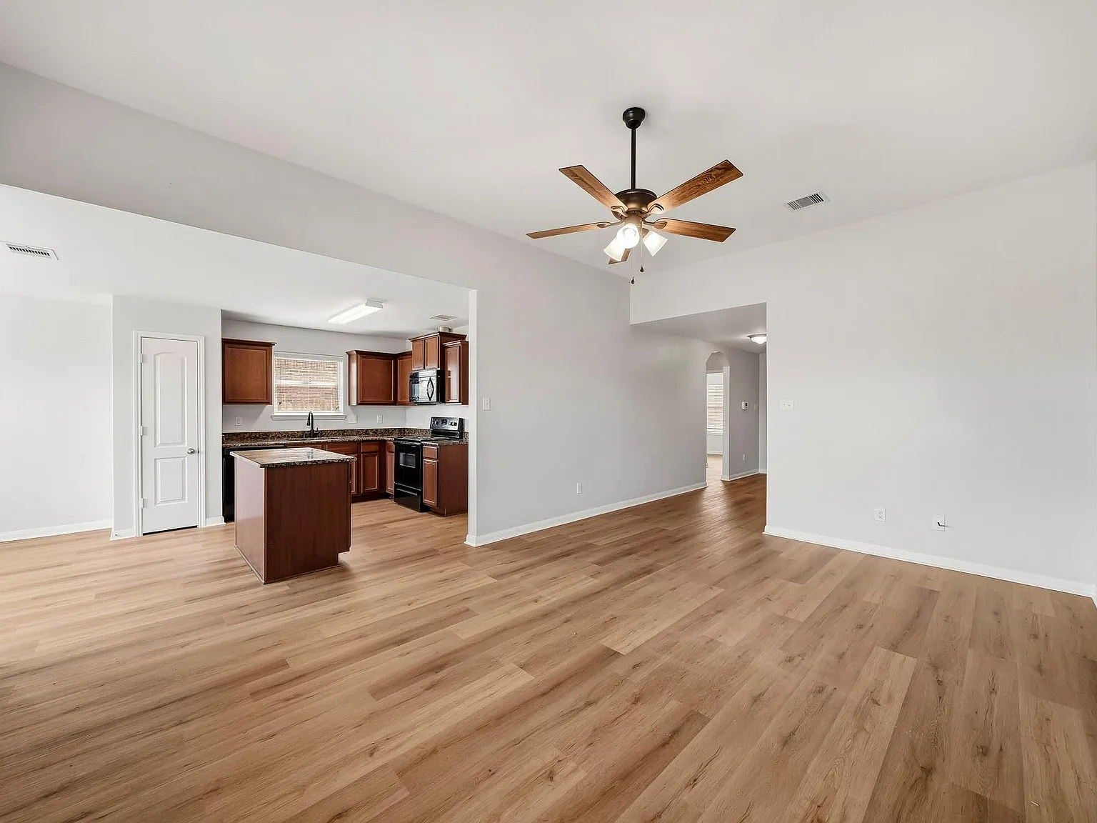 3 bed, 2.0 bath, 1373 sqft, $1,850 — Photo 3