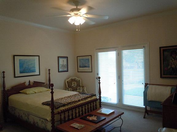 3rd image of 1913 Valleyview Dr