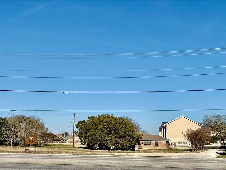 1731 S State Highway 46 — Photo 18