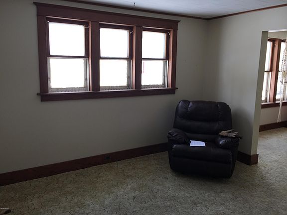 4th image of 829 W Grand Ave