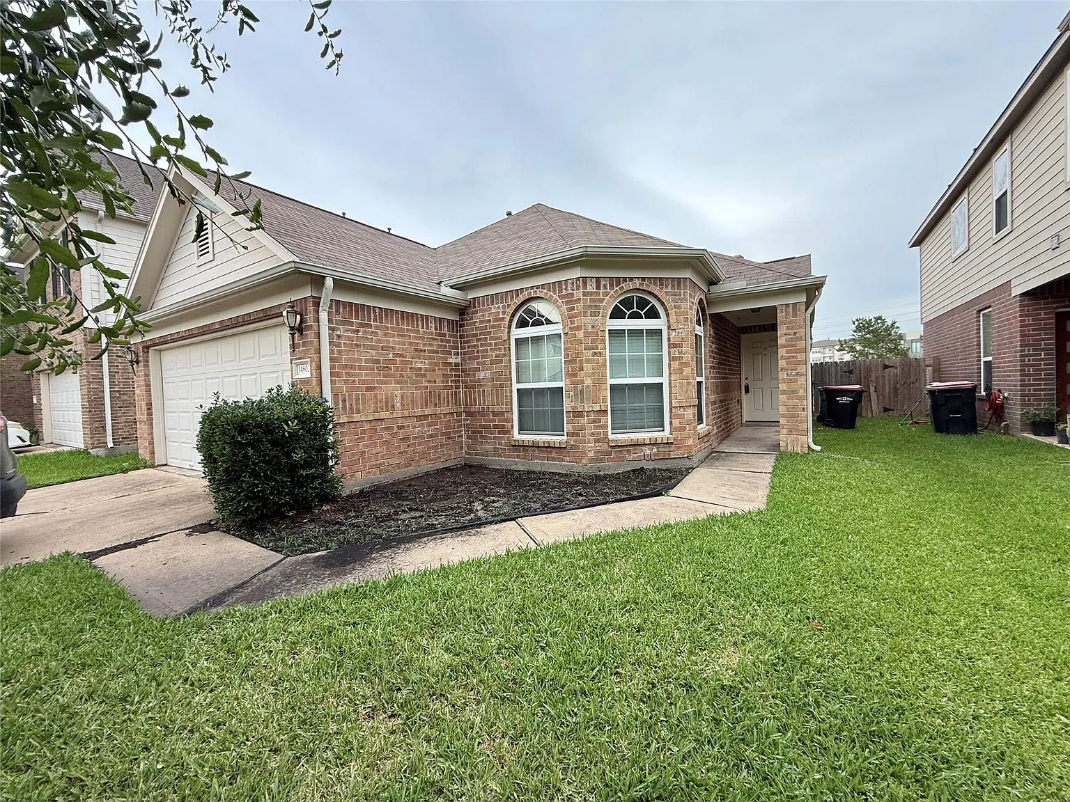 3 bed, 2.0 bath, 1813 sqft, $1,950 — Photo 2